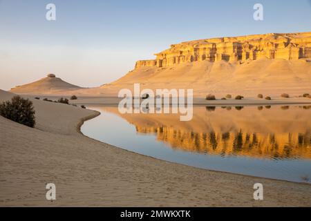 Magischer See bei Sonnenuntergang in Fayoum, Wadi Al-Hitan aus der westlichen Wüste Ägyptens Stockfoto