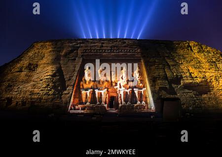 Ton- und Lichtshow mit Projektionen auf die Fassade des großen Sonnentempels von Ramesses II in Abu Simbel, Assuan, Ägypten Stockfoto