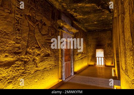 Innenkammer des Tempels Nefertari (kleiner Tempel) in Abu Simbel, Assuan, Ägypten Stockfoto