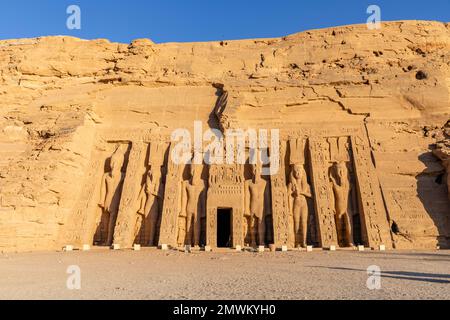 Sonnenaufgang am Tempel des Nefertari (kleiner Tempel) in Abu Simbel, Assuan, Ägypten Stockfoto