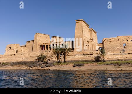 Blick auf den Tempel von Philae und den Tempel der Isis vom Nil, der Insel Philae, Assuan, Ägypten Stockfoto