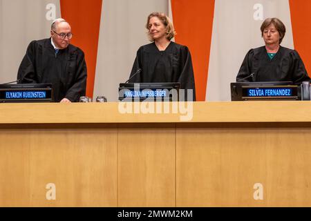 New York, New York, USA. 31. Januar 2023. (L-R) Ehrenwerter Richter Elyakim Rubinstein, ehemaliger Vizepräsident des Obersten Gerichtshofs Israels, ehrenwerter Richter Angelica Nussberger, ehemalige Vizepräsidentin des Europäischen Gerichtshofs für Menschenrechte, und ehrenwerter Richter Silvia FernÃ¡ndez de Gurmendi, Präsidentin des Internationalen Strafgerichtshofs (Ret.), Leiten Sie den Prozess bei einer Sonderveranstaltung "Internationaler Scheinprozess über Menschenrechte" anlässlich des Internationalen Gedenktags zum Gedenken an die Opfer des Holocaust (27. Januar) am Hauptquartier der Vereinten Nationen in New York City. Die Stockfoto
