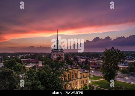 Ein unvergleichlicher Blick auf den faszinierenden pinkfarbenen Sonnenuntergang über dem alten Gerichtsgebäude Stockfoto