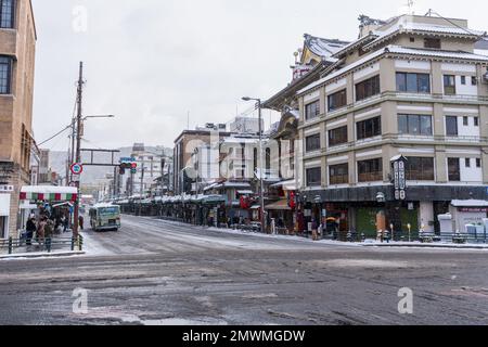 Kyoto, Japan - Januar 24 2023 : Einkaufsstraße Kawaramachi mit Schnee im Winter. Bezirk Gion. Stockfoto