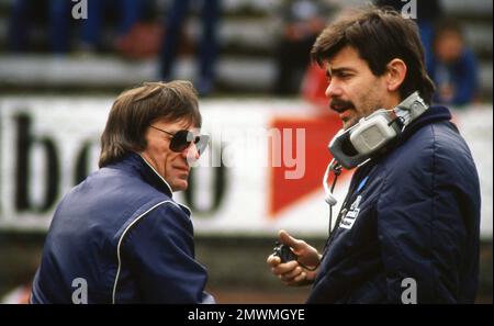 Bernie Ecclestone mit Gordon Murray in der Brabham-Grube beim belgischen Grand Prix 1982 in Zolder Stockfoto