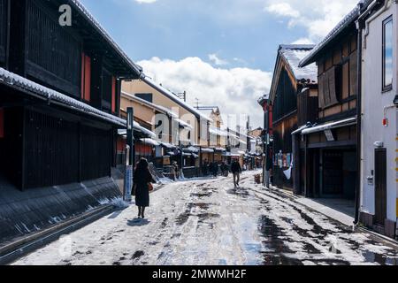 Kyoto, Japan - Januar 24 2023 : Hanamikoji-Straße mit Schnee im Winter. Bezirk Gion. Stockfoto