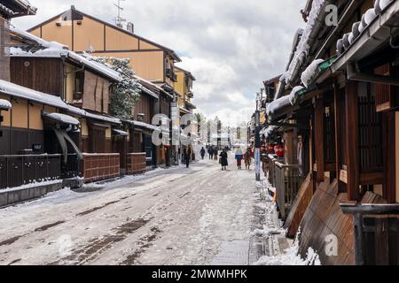 Kyoto, Japan - Januar 24 2023 : Hanamikoji-Straße mit Schnee im Winter. Bezirk Gion. Stockfoto