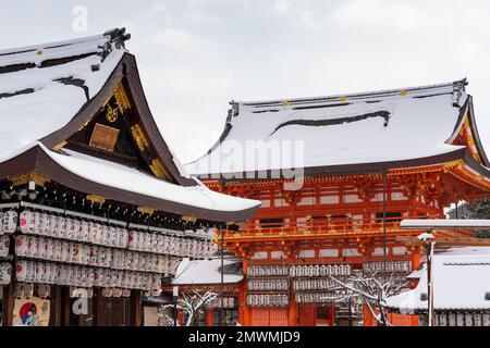 Kyoto, Japan. Yasaka-Schrein mit Schnee im Winter. Gion-Schrein. Stockfoto