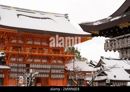 Kyoto, Japan. Yasaka-Schrein mit Schnee im Winter. Gion-Schrein. Stockfoto