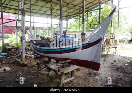 Traditionelles Holzboot wird in der Werkstatt auf Pulau Duyung, Kuala Terengganu, Malaysia gebaut. Keine PR Stockfoto