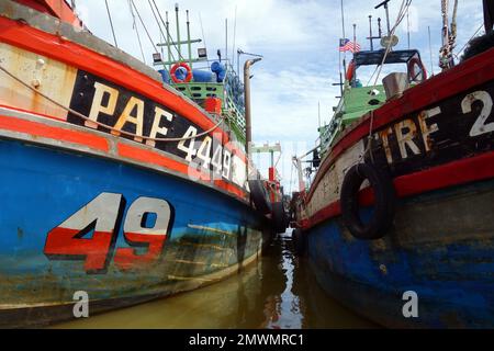 Trawler im Hafen, Pulau Duyung, Kuala Terengganu, Malaysia. Keine PR Stockfoto