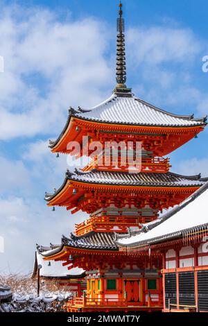 Kiyomizu-dera Tempel Sanjunoto (dreistöckige Pagode) mit Schnee auf dem Dach im Winter. Kyoto, Japan. Stockfoto