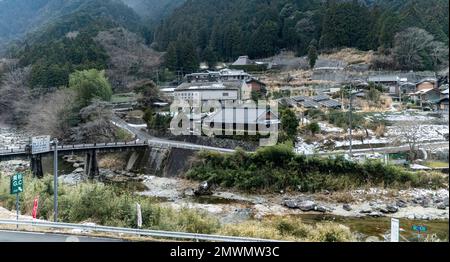 Landschaften in Tsu City, Präfektur Mie, Japan, von einem Zug der JR Central Meisho Line aus gesehen. Stockfoto