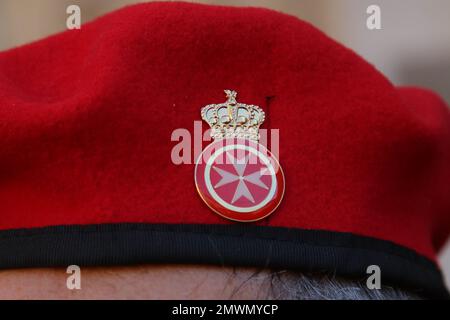 Malteserorden-Service-Pin auf dem roten Hut Stockfoto