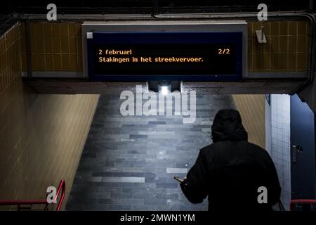 LEEUWARDEN - Zugpassagiere am Bahnhof Leeuwarden während eines regionalen Verkehrsstreiks. Der regionale Schienenverkehr von Arriva streikt im Osten und Norden des Landes, um ihre Tarifverträge für höhere Gehälter und eine geringere Arbeitsbelastung zu verstärken. ANP SIESE VEENSTRA niederlande raus - belgien raus Stockfoto