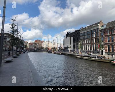 Die Amsterdamer Kanäle an einem bewölkten Tag Stockfoto