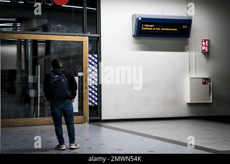 LEEUWARDEN - Zugpassagiere am Bahnhof Leeuwarden während eines regionalen Verkehrsstreiks. Der regionale Schienenverkehr von Arriva streikt im Osten und Norden des Landes, um ihre Tarifverträge für höhere Gehälter und eine geringere Arbeitsbelastung zu verstärken. ANP SIESE VEENSTRA niederlande raus - belgien raus Stockfoto