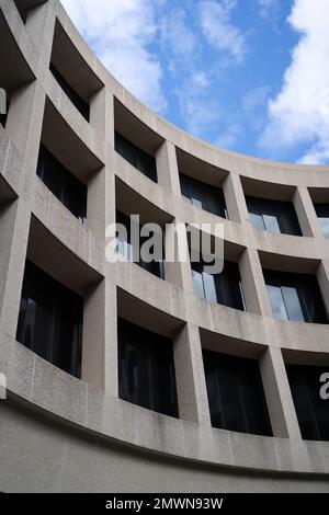 Ein vertikaler tiefer Winkel des Hirshhorn Museum and Sculpture Garden Gebäudes in Washington Stockfoto