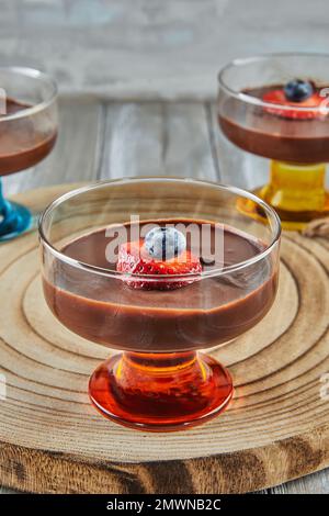 Pesach-Schokoladencreme mit Erdbeeren und Blaubeeren. Schließen. Stockfoto