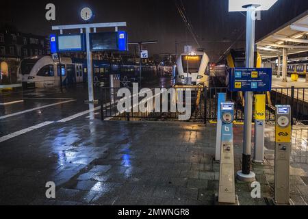 ZWOLLE - Züge von Arriva sind am Bahnhof Zwolle während eines Streiks mit regionalen Verkehrsmitteln arbeitslos. Der regionale Schienenverkehr von Arriva streikt im Osten und Norden des Landes, um ihre Tarifverträge für höhere Gehälter und eine geringere Arbeitsbelastung zu verstärken. ANP VINCENT JANNINK niederlande raus - belgien raus Stockfoto