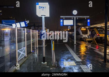 ZWOLLE - Züge von Arriva sind am Bahnhof Zwolle während eines Streiks mit regionalen Verkehrsmitteln arbeitslos. Der regionale Schienenverkehr von Arriva streikt im Osten und Norden des Landes, um ihre Tarifverträge für höhere Gehälter und eine geringere Arbeitsbelastung zu verstärken. ANP VINCENT JANNINK niederlande raus - belgien raus Stockfoto