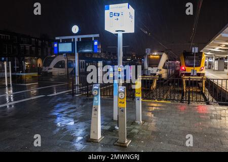 ZWOLLE - Züge von Arriva sind am Bahnhof Zwolle während eines Streiks mit regionalen Verkehrsmitteln arbeitslos. Der regionale Schienenverkehr von Arriva streikt im Osten und Norden des Landes, um ihre Tarifverträge für höhere Gehälter und eine geringere Arbeitsbelastung zu verstärken. ANP VINCENT JANNINK niederlande raus - belgien raus Stockfoto