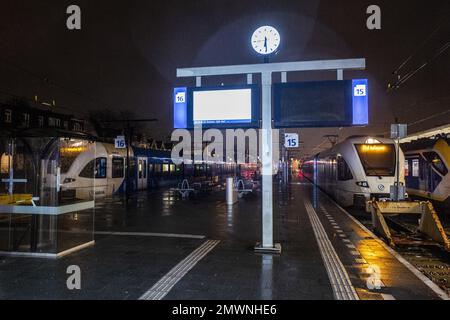 ZWOLLE - Züge von Arriva sind am Bahnhof Zwolle während eines Streiks mit regionalen Verkehrsmitteln arbeitslos. Der regionale Schienenverkehr von Arriva streikt im Osten und Norden des Landes, um ihre Tarifverträge für höhere Gehälter und eine geringere Arbeitsbelastung zu verstärken. ANP VINCENT JANNINK niederlande raus - belgien raus Stockfoto