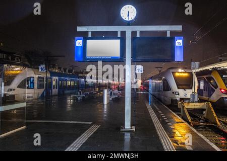 ZWOLLE - Züge von Arriva sind am Bahnhof Zwolle während eines Streiks mit regionalen Verkehrsmitteln arbeitslos. Der regionale Schienenverkehr von Arriva streikt im Osten und Norden des Landes, um ihre Tarifverträge für höhere Gehälter und eine geringere Arbeitsbelastung zu verstärken. ANP VINCENT JANNINK niederlande raus - belgien raus Stockfoto
