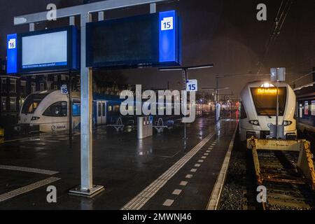 ZWOLLE - Züge von Arriva sind am Bahnhof Zwolle während eines Streiks mit regionalen Verkehrsmitteln arbeitslos. Der regionale Schienenverkehr von Arriva streikt im Osten und Norden des Landes, um ihre Tarifverträge für höhere Gehälter und eine geringere Arbeitsbelastung zu verstärken. ANP VINCENT JANNINK niederlande raus - belgien raus Stockfoto