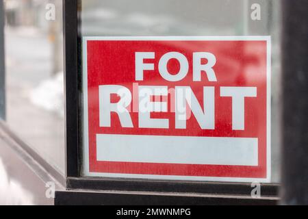 Mietschild am Fenster eines Gebäudes. Büro oder Geschäft zur Miete. Stockfoto