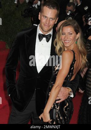 Manhattan, Vereinigte Staaten Von Amerika. 08th. Mai 2014. NEW YORK, NY - 05. MAI: Tom Brady Gisele Bundchen nimmt an der Gala des Kostüminstituts „Charles James: Beyond Fashion“ im Metropolitan Museum of Art am 5. Mai 2014 in New York City Teil. Personen: Tom Brady Gisele Bundchen Kredit: Storms Media Group/Alamy Live News Stockfoto