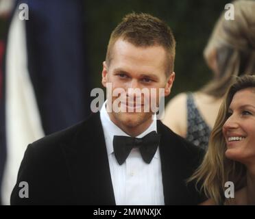 Manhattan, Vereinigte Staaten Von Amerika. 08th. Mai 2014. NEW YORK, NY - 05. MAI: Tom Brady Gisele Bundchen nimmt an der Gala des Kostüminstituts „Charles James: Beyond Fashion“ im Metropolitan Museum of Art am 5. Mai 2014 in New York City Teil. Personen: Tom Brady Gisele Bundchen Kredit: Storms Media Group/Alamy Live News Stockfoto