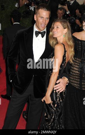 Manhattan, Vereinigte Staaten Von Amerika. 08th. Mai 2014. NEW YORK, NY - 05. MAI: Tom Brady Gisele Bundchen nimmt an der Gala des Kostüminstituts „Charles James: Beyond Fashion“ im Metropolitan Museum of Art am 5. Mai 2014 in New York City Teil. Personen: Tom Brady Gisele Bundchen Kredit: Storms Media Group/Alamy Live News Stockfoto