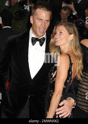 Manhattan, Vereinigte Staaten Von Amerika. 08th. Mai 2014. NEW YORK, NY - 05. MAI: Tom Brady Gisele Bundchen nimmt an der Gala des Kostüminstituts „Charles James: Beyond Fashion“ im Metropolitan Museum of Art am 5. Mai 2014 in New York City Teil. Personen: Tom Brady Gisele Bundchen Kredit: Storms Media Group/Alamy Live News Stockfoto