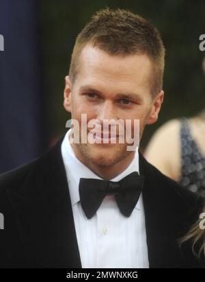 Manhattan, Vereinigte Staaten Von Amerika. 08th. Mai 2014. NEW YORK, NY - 05. MAI: Tom Brady Gisele Bundchen nimmt an der Gala des Kostüminstituts „Charles James: Beyond Fashion“ im Metropolitan Museum of Art am 5. Mai 2014 in New York City Teil. Personen: Tom Brady Gisele Bundchen Kredit: Storms Media Group/Alamy Live News Stockfoto