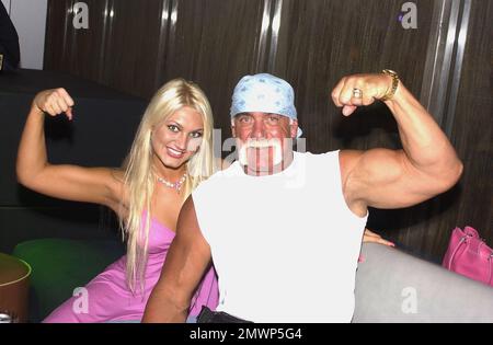 MIAMI BEACH, Florida - DEZEMBER 14: Hulk Hogan und brooke 2003 in Miami. Am 14. Dezember 2003 in Miami Beach, Florida: Hulk Hogan Brooke Hogan Credit: Storms Media Group/Alamy Live News Stockfoto