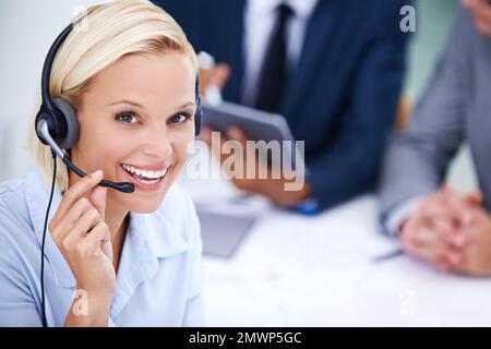 Die besten Ratschläge der Branche sind nur einen Anruf entfernt. Porträt einer vertrauten Geschäftsfrau, die an ihrem Schreibtisch sitzt und ein Headset trägt. Stockfoto