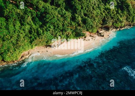 Tropischer Strand mit tropischem Ozean in Bali. Blick auf Green Bowl Beach aus der Vogelperspektive Stockfoto