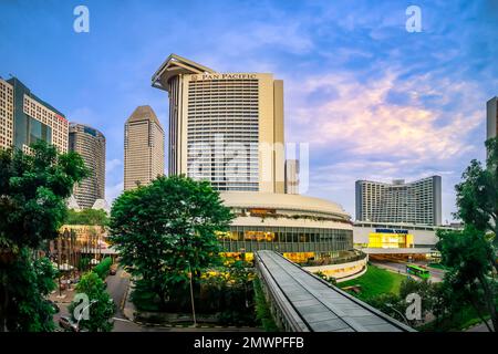 Marina Square Mall mit Conrad Centennial Singapore, Pan Pacific Hotel und Mandarin Oriental Hotel auf der Rückseite. Stockfoto