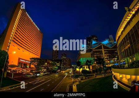 Nachtaufnahmen von Marina Square, Parkroyal Collection Marina Bay Hotel und Suntec City zur Blue Hour. Stockfoto