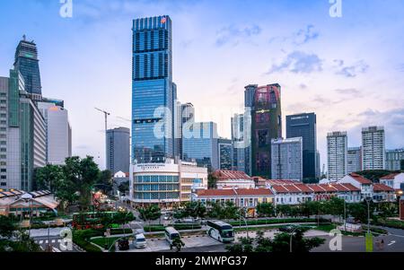 Blick aus der Vogelperspektive auf Art déco-Geschäfte entlang der Tanjong Pagar Chinatown Conservation Area mit dem höchsten Gebäude des Tanjong Pagar Centre. Stockfoto