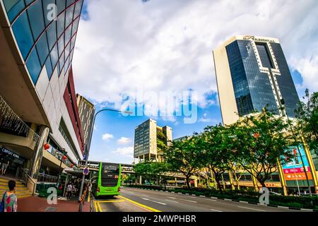 Reisen Sie entlang der EU Tong Sen Straße mit People's Park Centre, Chinatown Point, Furama City Centre und Parkroyal Collection Pickering in Sicht. Stockfoto