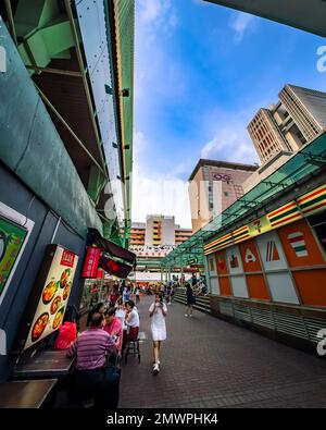 Sie fahren entlang einer kleinen Gasse neben dem People's Park Complex, Chinatown, in Richtung People's Park Food Centre und Markt, Singapur. Stockfoto