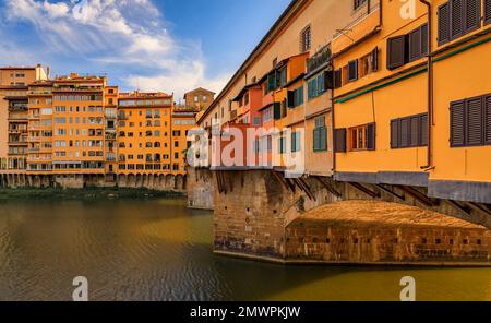 Silberschmiedegeschäfte auf der berühmten Brücke Ponte Vecchio am Fluss Arno in Centro Storico, Florenz, Italien aus nächster Nähe Stockfoto