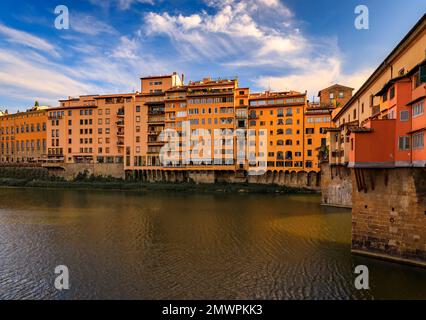 Silberschmiedegeschäfte auf der berühmten Brücke Ponte Vecchio am Fluss Arno in Centro Storico, Florenz, Italien aus nächster Nähe Stockfoto