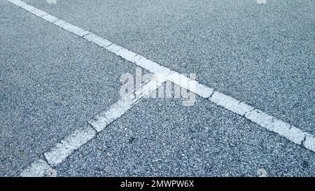 Asphaltoberfläche mit weißer Linie. Nahtlose Asphaltstraße. Hintergrund und Textur. Stockfoto