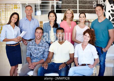 Zusammen können sie es. Porträt einer vielfältigen Gruppe von Mitarbeitern in einer zwanglosen Büroumgebung. Stockfoto