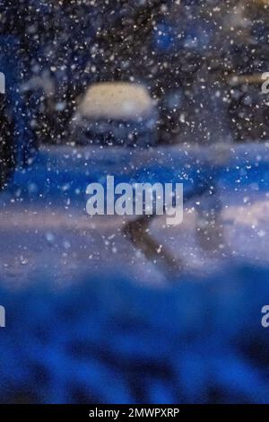 Straubing, Deutschland. 02. Februar 2023. Am frühen Morgen fallen große Schneeflocken auf eine Straße. Kredit: Armin Weigel/dpa/Alamy Live News Stockfoto