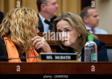 Die Vertreterin der Vereinigten Staaten Lucy McBath (Demokrat Georgiens), Left, und die Vertreterin der Vereinigten Staaten Madeleine Dean (Demokrat Pennsylvania), Right, unterhalten sich während einer Anhörung des House Committee on the Judiciary „The Biden Border Crisis: Part I“ im Rayburn House Office Building in Washington, DC, USA, Mittwoch, Februar 1; 2023. Foto von Rod Lamkey/CNP/ABACAPRESS.COM Stockfoto