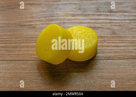 Toilettendeodorant. Gelbe Naphthalinkugeln. Mottenball. Stockfoto